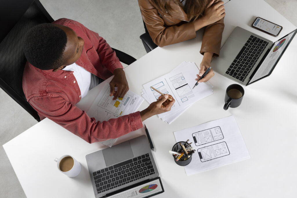 vue-de-dessus-des-personnes-travaillant-avec-des-ordinateurs-portables